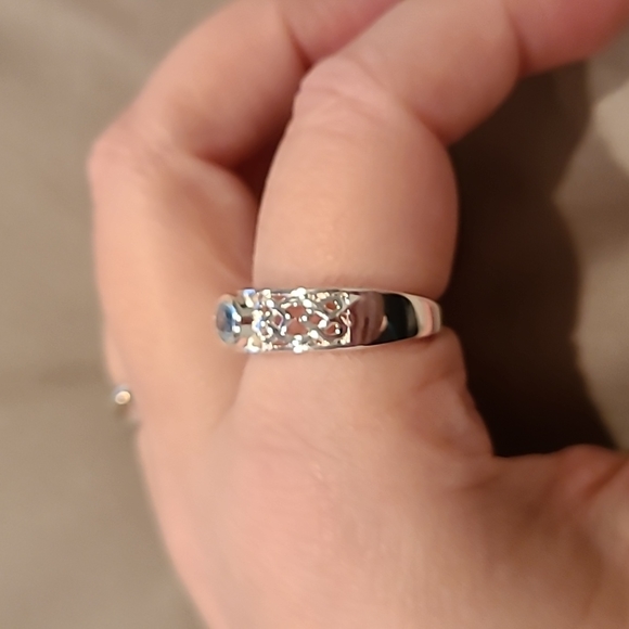Sterling silver light blue cubic zirconia ring - Picture 2 of 7